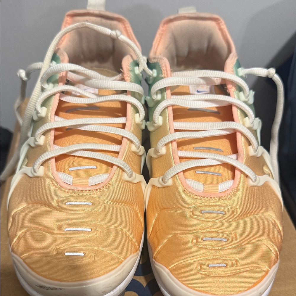 Nike Women's Peach and White Athletic Sneakers